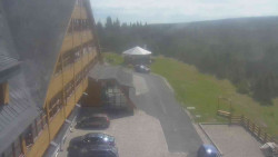 Parkoviště a hlavní vchod