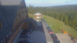 Parkoviště a hlavní vchod