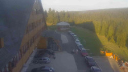 Parkoviště a hlavní vchod