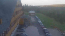 Parkoviště a hlavní vchod