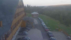 Parkoviště a hlavní vchod