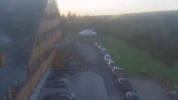 Parkoviště a hlavní vchod