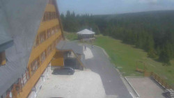 Parkoviště a hlavní vchod