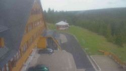 Parkoviště a hlavní vchod