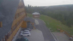 Parkoviště a hlavní vchod