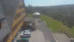 Parkoviště a hlavní vchod
