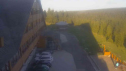 Parkoviště a hlavní vchod