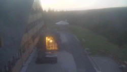 Parkoviště a hlavní vchod