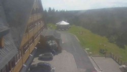 Parkoviště a hlavní vchod