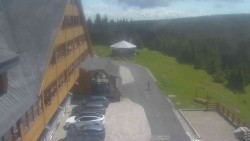 Parkoviště a hlavní vchod
