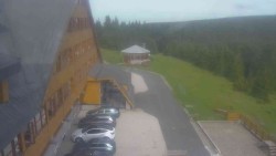 Parkoviště a hlavní vchod