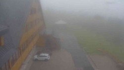 Parkoviště a hlavní vchod
