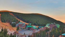 Panorama Jižní svahy, Hotel, Nástup