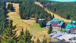Panorama Jižní svahy, Hotel, Nástup 