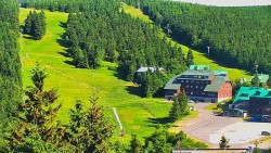 Panorama Jižní svahy, Hotel, Nástup "Žlutá"