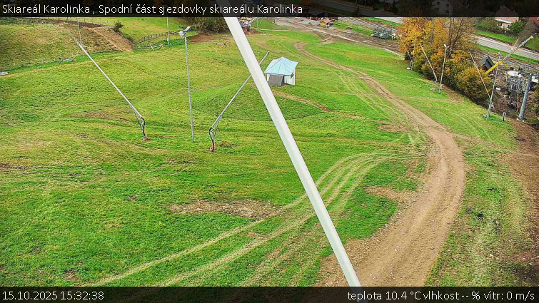 Skiareál Karolinka  - Spodní část sjezdovky skiareálu Karolinka - 15.10.2025 v 15:32