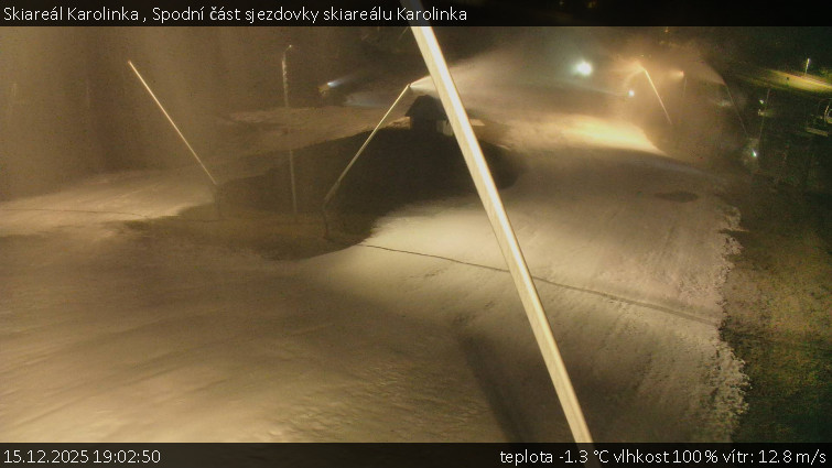 Skiareál Karolinka  - Spodní část sjezdovky skiareálu Karolinka - 15.12.2025 v 19:02