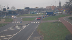 Křižovatka ulic Velká Dlážka a Polní