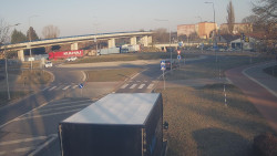 Křižovatka ulic Velká Dlážka a Polní