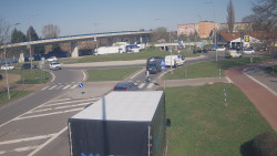 Křižovatka ulic Velká Dlážka a Polní