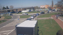 Křižovatka ulic Velká Dlážka a Polní