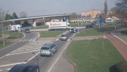 Křižovatka ulic Velká Dlážka a Polní