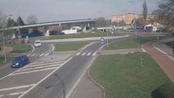 Křižovatka ulic Velká Dlážka a Polní