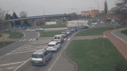 Křižovatka ulic Velká Dlážka a Polní