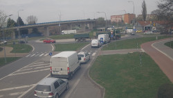 Křižovatka ulic Velká Dlážka a Polní