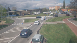 Křižovatka ulic Velká Dlážka a Polní