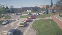 Křižovatka ulic Velká Dlážka a Polní