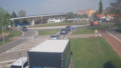 Křižovatka ulic Velká Dlážka a Polní