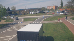 Křižovatka ulic Velká Dlážka a Polní