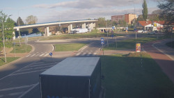 Křižovatka ulic Velká Dlážka a Polní