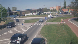 Křižovatka ulic Velká Dlážka a Polní