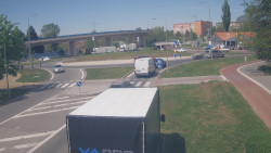 Křižovatka ulic Velká Dlážka a Polní