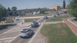 Křižovatka ulic Velká Dlážka a Polní