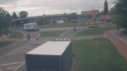 Křižovatka ulic Velká Dlážka a Polní