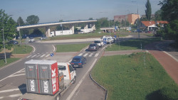 Křižovatka ulic Velká Dlážka a Polní