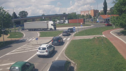 Křižovatka ulic Velká Dlážka a Polní