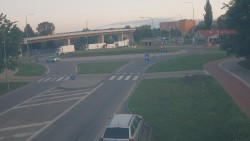 Křižovatka ulic Velká Dlážka a Polní