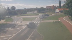 Křižovatka ulic Velká Dlážka a Polní