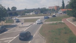 Křižovatka ulic Velká Dlážka a Polní