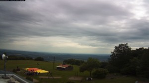 Kozákov - Blick nach Süden, Burg Trosky - 16.6.2026 v 15:45 Kozákov - Blick nach Süden, Burg Trosky - 16.6.2026 v 15:45